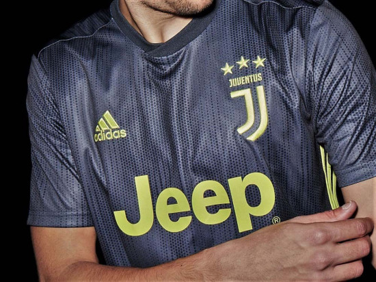 Dettagli terza maglia Juventus 2019.jpg
